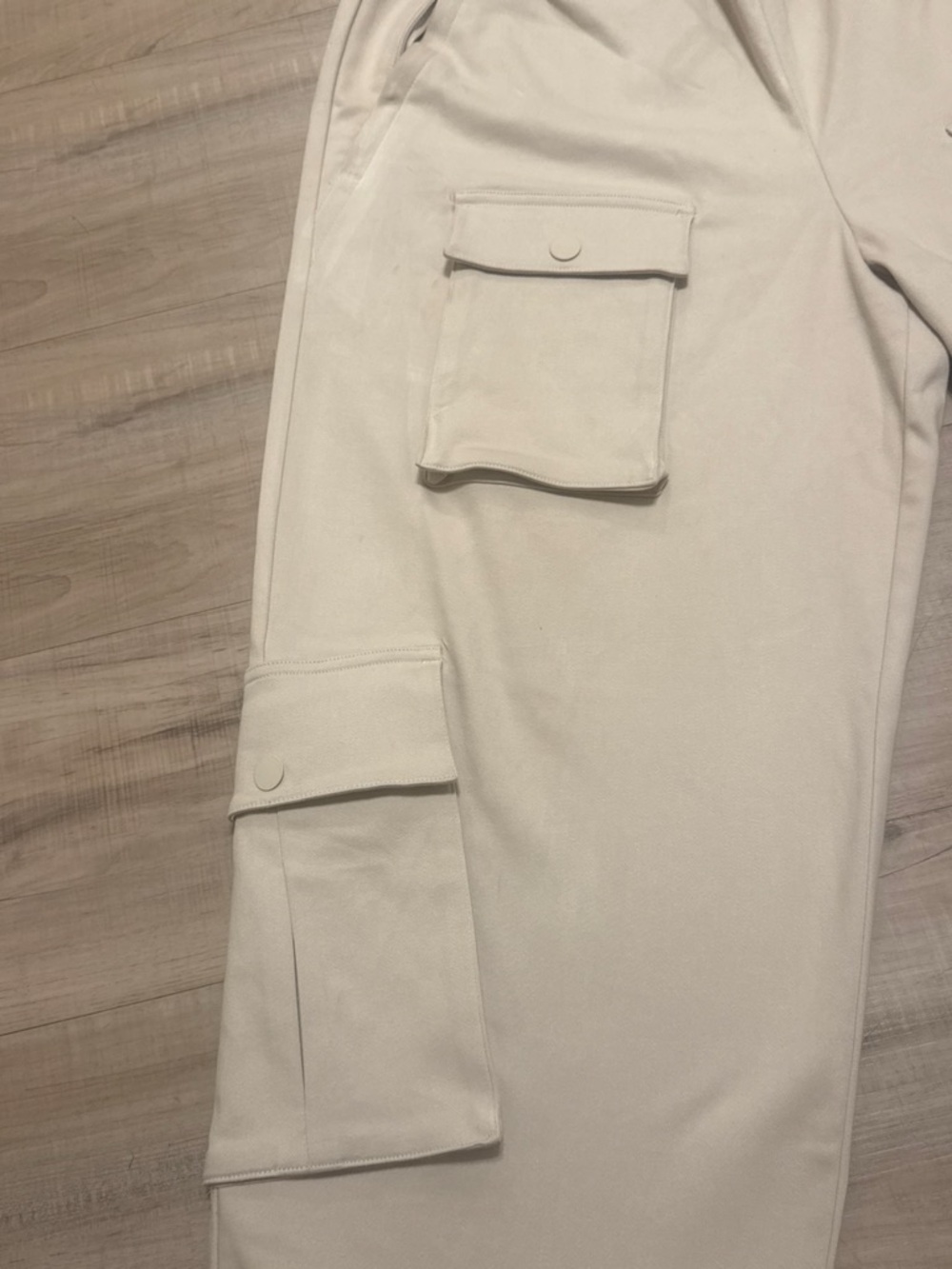 ALO Yoga Men's Cream Cargo Pants with Utility Pockets-M - Picture 2 of 6